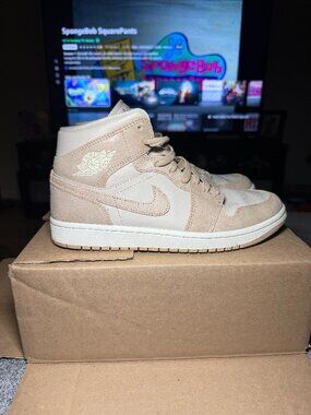 Jordan 1 Mid SE